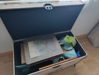 Baúl de madera con ruedas y mapa