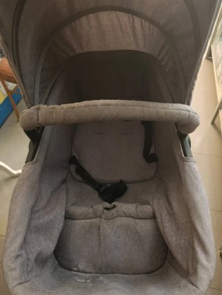 Carrito de bebé negro