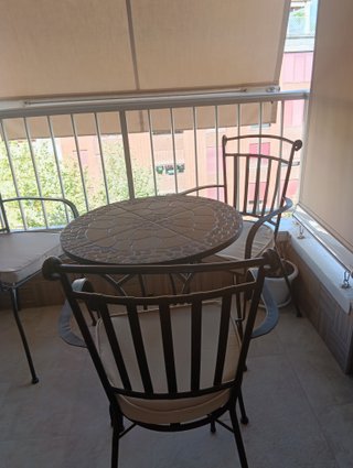 Mesa y sillas forja balcón piedra