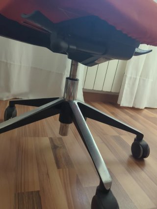 Silla de oficina ergonómica roja y negra