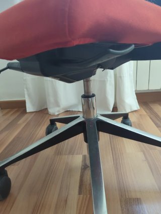 Silla de oficina ergonómica roja y negra