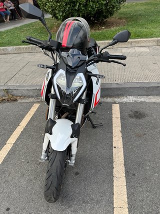 Keeway RKF 125 Naked Blanca y Negra