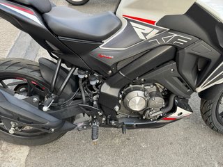 Keeway RKF 125 Naked Blanca y Negra
