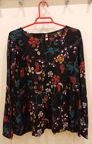 Blusa October manga larga floral talla L