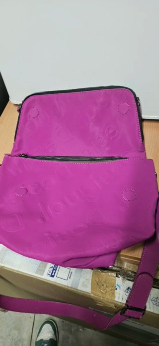 Borsa Desigual fucsia con logo inciso