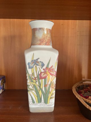 Figura porcelana hombre con cubos, jarron y sujeta
