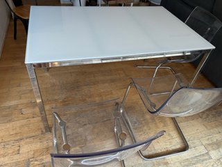 Mesa Comedor Ikea Blanca y 3 Sillas Transparentes