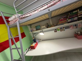 Cama alta Ikea gris con escritorio