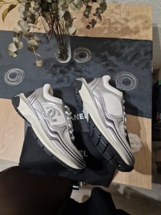Zapatillas Chanel Plata y Blancas