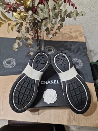 Zapatillas Chanel Plata y Blancas