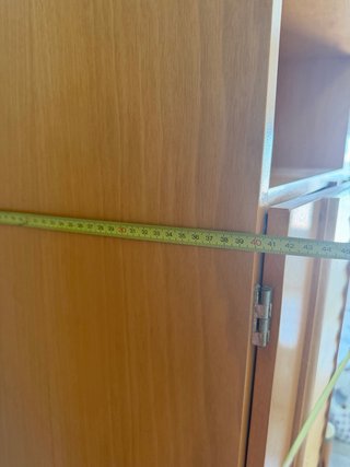 Armario de madera con puertas