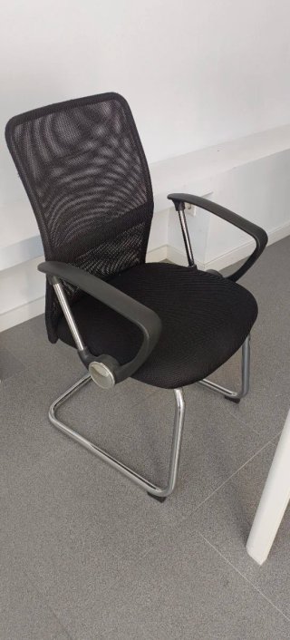 Silla de oficina negra con base metálica