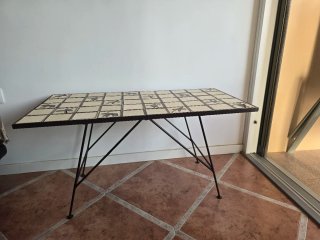 Mesa de mosaico con patas de metal