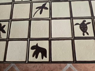 Mesa de mosaico con patas de metal