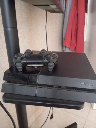 PS4 (PlayStation 4) Negra + Mando