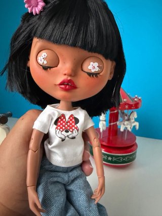 Muñeca Blythe con pelo negro y ojos verdes