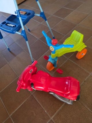 Pizarra, moto y triciclo infantil