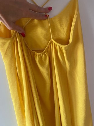 Vestido de playa amarillo, con etiqueta