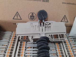 Caja 75 unds. Terminales de riel