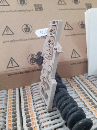Caja 75 unds. Terminales de riel