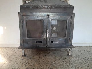Chimenea de leña metálica con puertas de cristal