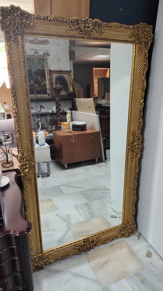 Espejo de salón grande dorado