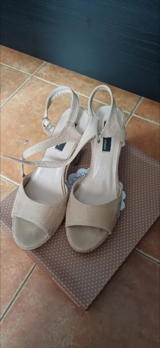 Zapatos de tacón beige mujer