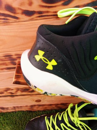 Zapatillas Under Armour Negras y Verdes