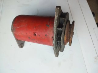 Alternador Coche Antiguo Rojo