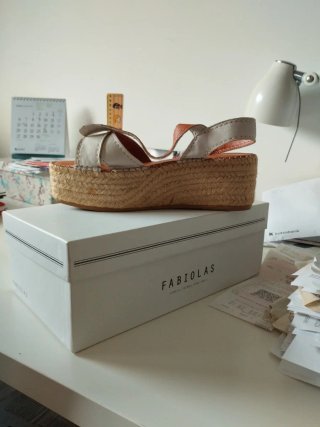 Sandalias Fabiolas Beige y Blanco