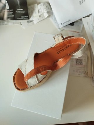 Sandalias Fabiolas Beige y Blanco