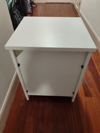Mesita de noche blanca y madera