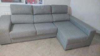 Sofá de tela gris