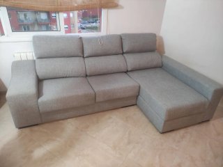 Sofá de tela gris