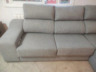 Sofá de tela gris