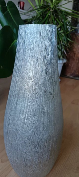 Elegante jarrón metalizado plata