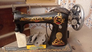 Máquina de coser Alfa antigua