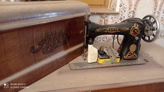Máquina de coser Alfa antigua