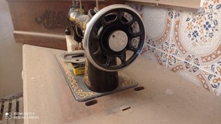 Máquina de coser Alfa antigua