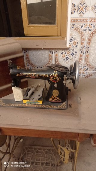 Máquina de coser Alfa antigua