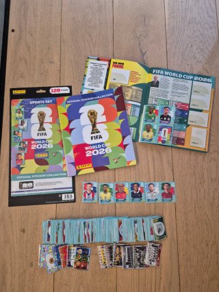 700 cromos sin repetidos, update y álbum vacío.