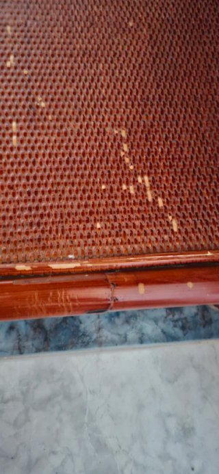 Estantería de mimbre marrón