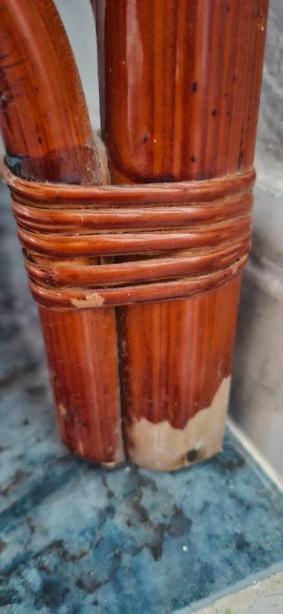 Estantería de mimbre marrón