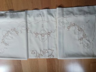 Sábana beige con bordado floral marrón