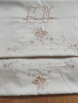 Sábana beige con bordado floral marrón