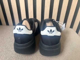 SL 72 Zapatillas Negras Blancas