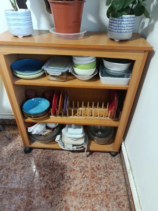 Estantería baja de madera