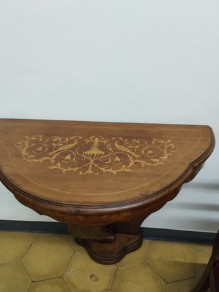 Recibidor antiguo de madera con cristal