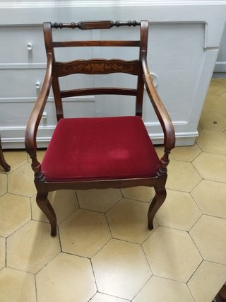 Recibidor antiguo de madera con cristal