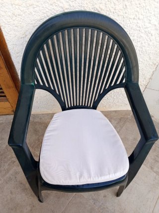 Mesa y 4 sillas exterior plástico duro